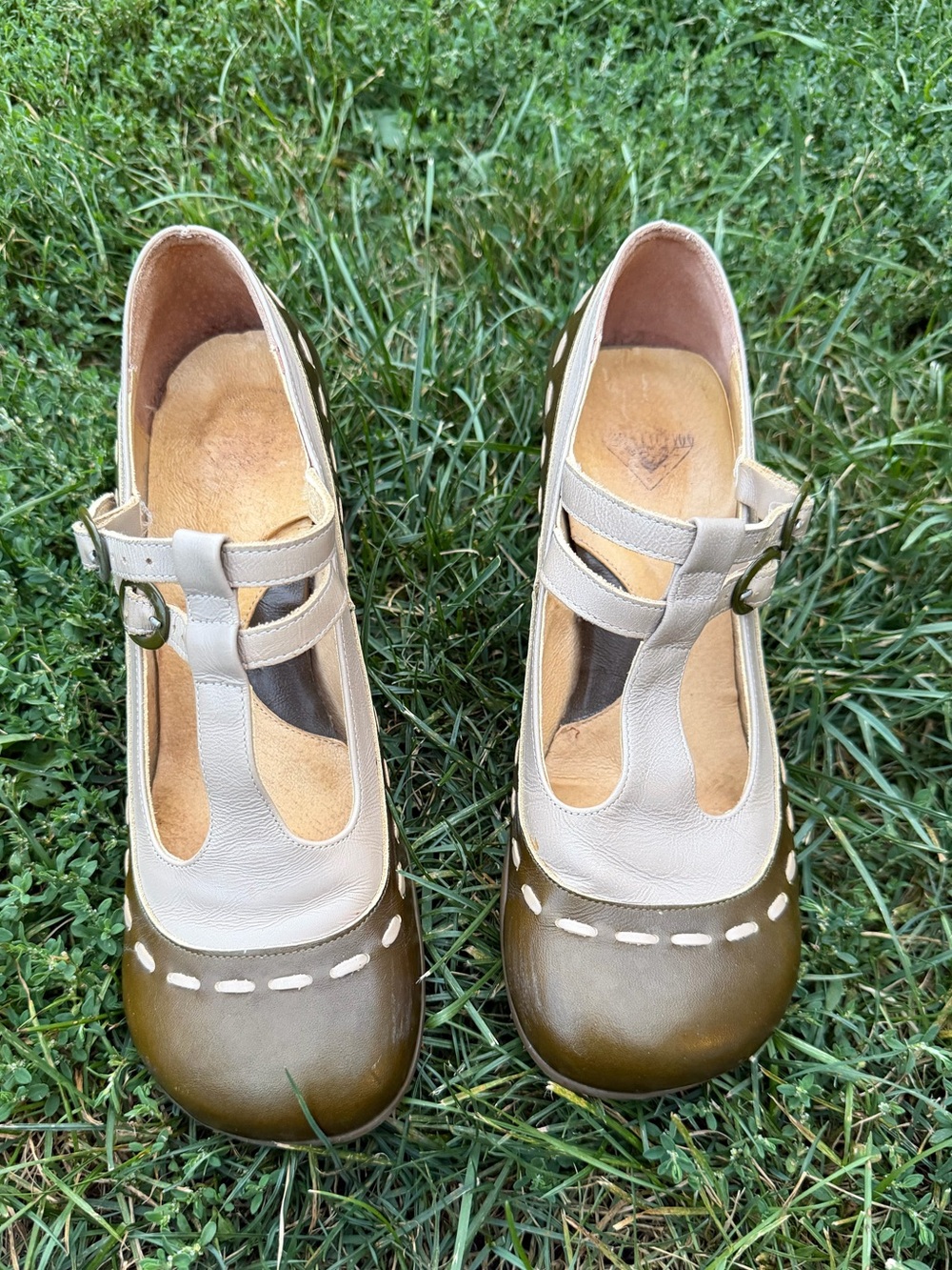 John Fluevog Women's Two-Tone Olive and Cream  Shoes Sz 9